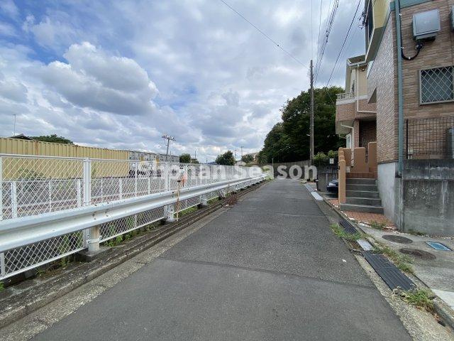 【周辺】 | 小学校近く、コンビニ（徒歩５分）
暮らしやすい住環境にございます♪