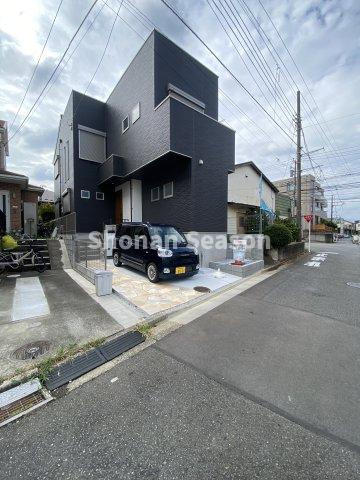 【外観】 | スタイリッシュな外観が目を惹く、開放感あふれる全1棟◎
内見ご希望の際は、お気軽にお問合せ下さいね♪