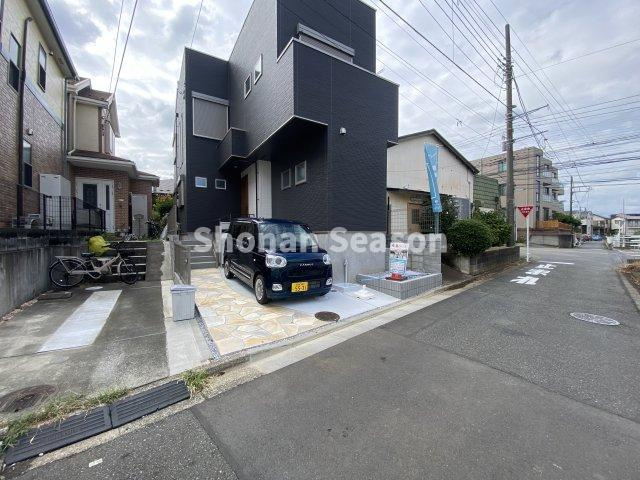 【駐車場】 | 前面道路との高低差なく、駐車もスムーズ！
ぜひ現地でサイズ等、お確かめ下さいね♪