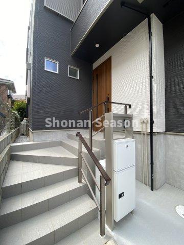 【外観】 | プライバシーが守れるアプローチ階段◎
通行人との目線の高さが変わります♪