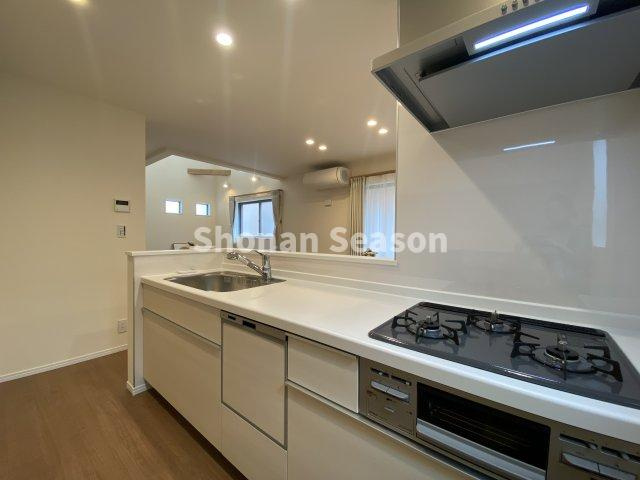 【キッチン】 | 手洗いよりも節水できる「食洗機」搭載！
家事負担をグッと軽減できますよ♪