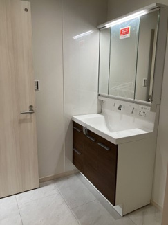 【独立洗面台】 | 安佐南区上安2（AL上安駅）全3棟　NO3 | 三面鏡付きの洗面台は、メイクもドライヤーも余裕のスペースです。