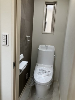 【トイレ】 | 安佐南区上安2（AL上安駅）全3棟　NO3 | シンプルなデザインはお掃除やしやすく衛生的。温水洗浄便座付き　トイレ×２
