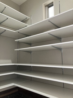 【玄関】 | 安佐南区上安2（AL上安駅）全3棟　NO3 | 玄関の奥にあるシューズインクローゼット。キャンプ用品やゴルフ用品などをスッキリ収納できます。