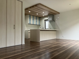 【居間・リビング】 | 安佐南区上安2（AL上安駅）全3棟　NO3 | 大きな窓が設置された18.25帖リビング☆対面式のキッチンでリビングが見渡せるので、お子様やご家族の様子が見えて安心です♪