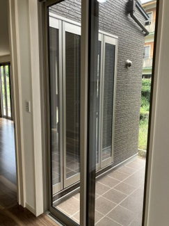 【居間・リビング】 | 安佐南区上安2（AL上安駅）全3棟　NO3 | リビング中央に設置された中庭テラス☆明るい陽ざしを取り込みます☆