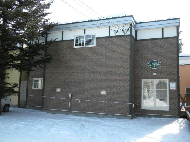 リバー1233の駐車場