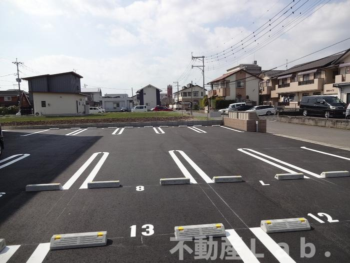 ハピネス江越の駐車場