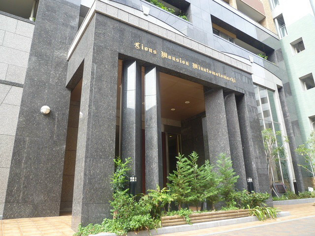 ライオンズマンションみなと元町のエントランス