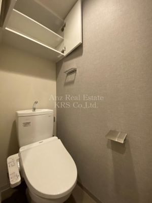 【トイレ】 | アーバネックス京町堀 | 予備のトイレットペーパーや洗剤などを置ける棚が上部に♪