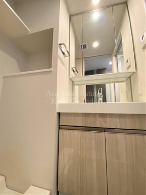 【洗面所】 | アーバネックス京町堀 | 三面鏡に照明も付いた便利な洗面化粧台♪