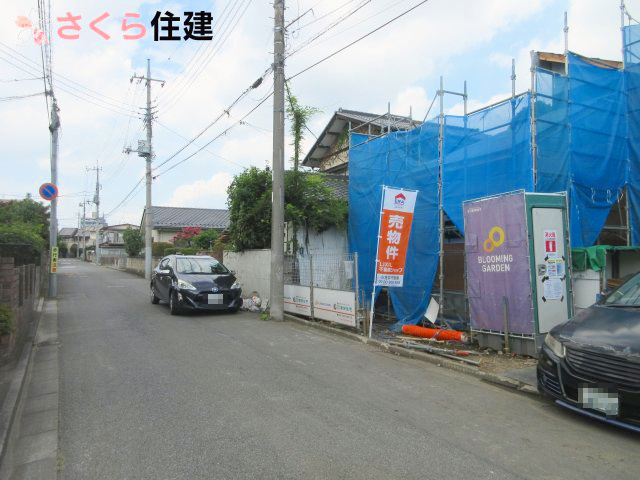 宇都宮市花房3丁目2期　1号棟の前面道路含む現地写真|前面道路は5.5ｍあり、駐車場は並列で2台駐車が可能です◎