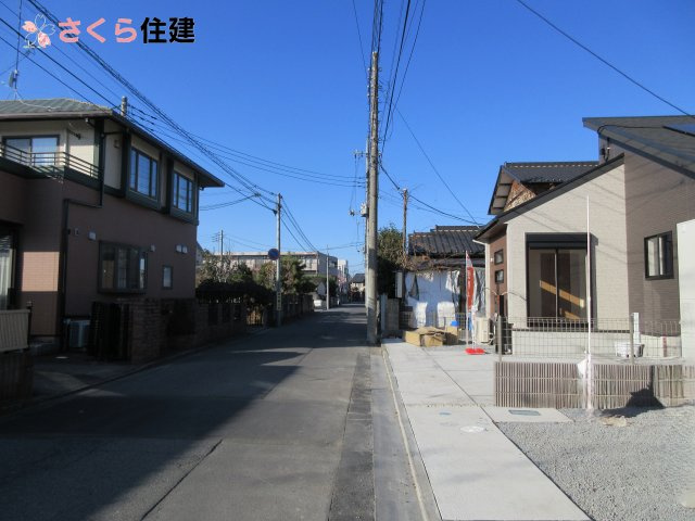 宇都宮市花房3丁目2期　1号棟の前面道路含む現地写真|前面道路は5.5ｍあり、駐車場は並列で2台駐車が可能です◎
