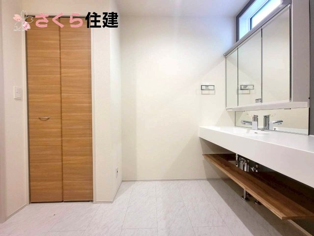 宇都宮市花房3丁目2期　1号棟のその他|同社施工物件の写真です。お洒落なオープンサニタリー。					
