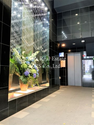 【ロビー】 | アクアプレイス南堀江 | お花とシャンデリアカーテンが飾られゴージャスな雰囲気に☆