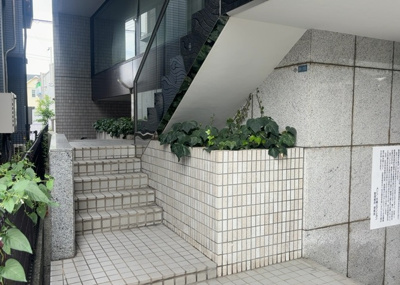 【庭】 | メゾン・ド・ノア元横山 | 物件によっては、入居者が個人的に使用できる専用庭がついているものもあります。また、住宅の中にある土間の部分を庭と呼ぶこともあります。庭の用途は住む人によって変わり、それによってデザインもさまざまです。