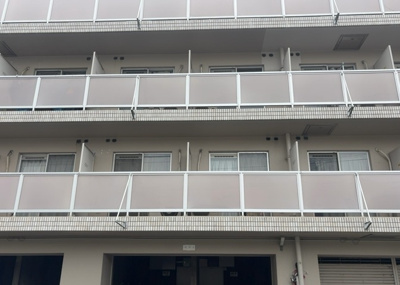 【中庭】 | メゾン・ド・ノア元横山 | 中庭（パティオ）とは、一つの建築物の内部に設けられた、壁などで囲われている庭のことを指します。コの字型、ロの字型が主流ですが、L字型の中庭もあります。最近では、インテリア性の高さからも人気があります。