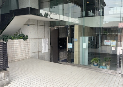 【エントランス】 | メゾン・ド・ノア元横山 | マンションのエントランスには、もともと風よけや防犯の役割がありますが、マンションによって宅配ボックスなどの設備が備わっている所もあります。日々の生活をイメージしながら生活しやすさをチェックしましょう。