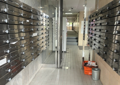 【設備】 | メゾン・ド・ノア元横山 | エントランス付近に設置されている集合ポストは、住んでいる部屋と離れているため、ポストをあさるなど誰かに何かされていても被害に気づきにくいです。入居する時には他人に特定されにくい番号で鍵をかけましょう！