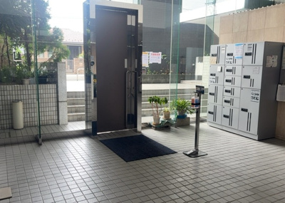 【ロビー】 | メゾン・ド・ノア元横山 | ロビーというと、エントランスと何がちがうの？と思いますよね。実はロビーとエントランスには明確な決まりはありません。物件によっては、エントランスを入って広がるある程度の広さのある空間がロビーとなります。