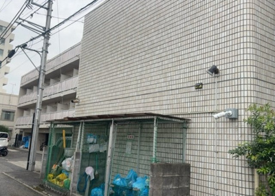 【現況写真】 | メゾン・ド・ノア元横山 | 道幅が広い場所は日当たりや風通が良好です。幅が広いのですれ違いも可能ですし大きな車でも駐車可能！一方で、大型車が通ることも多くなるため交通量の増加により騒音に繋がります。また土地の値段が高くなります。