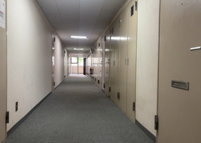 【玄関】 | メゾン・ド・ノア元横山 | 玄関は家の顔でもあり、家族以外の目にも止まる場所です。玄関は外との間を仕切る扉、靴などをしまっておく収納スペース、靴脱ぎのたたきスペース、来客とのやり取りをするドアホンなど複数のアイテムからなります。