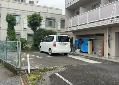 【駐車場】 | メゾン・ド・ノア元横山 | 駐車場と明記されていても、最小スペースでつくられた駐車場だと大型車は駐車できなかったり、出入りしにくくなったりする可能性があります。お車のサイズと購入したい物件の駐車場のサイズを現地で確認しましょう。