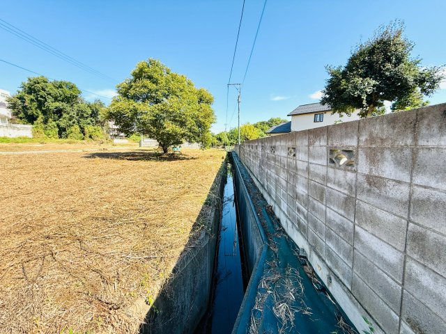 東松山市大字松山　土地282坪の外観|南側の水路