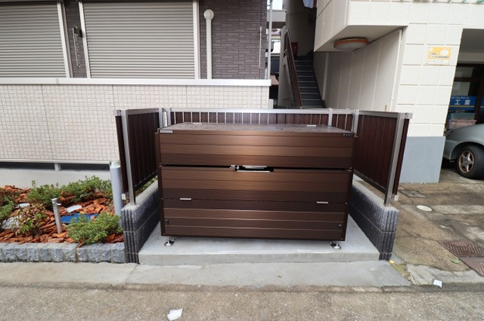 コンフォート リリィのエントランス|ゴミ箱