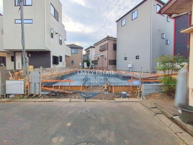 草加市花栗1丁目 新築分譲住宅の前面道路含む現地写真