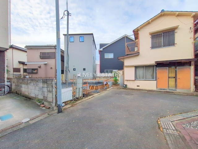 草加市花栗1丁目 新築分譲住宅の前面道路含む現地写真