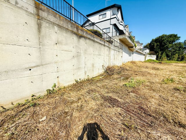 東松山市大字松山　土地625坪の外観|北側隣地の土留め擁壁