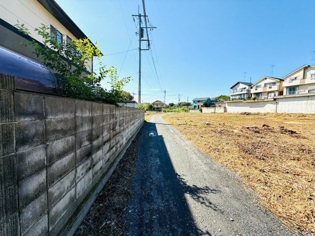 東松山市大字松山　土地625坪の外観|南側の道路西側から東側を見て