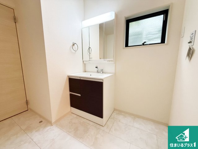 岸和田市岸城町　新築一戸建ての独立洗面台|清潔感のある洗面台です。フラットな鏡は掃除がしやすく毎日清潔！鏡裏には収納があるのでスッキリとした洗面台が保てます。