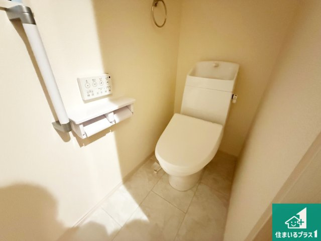 岸和田市岸城町　新築一戸建てのトイレ|1・2階の2ヶ所にあるので、朝の忙しい時間の順番待ちもなく、深夜の利用にも大変便利です。