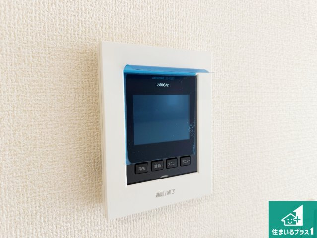 岸和田市岸城町　新築一戸建ての防犯設備|カラーモニターインターホン！声だけでなく来訪者の姿や顔がモニターで確認できるので、小さなお子様がいらっしゃるご家庭でも安心できます！