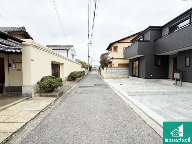 岸和田市岸城町　新築一戸建ての前面道路含む現地写真|周辺は閑静な住宅街！前面道路広々で車の出し入れも便利です。駐車が苦手な方でも安心して車庫入れできます！