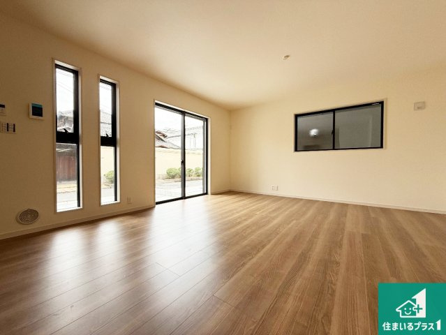 岸和田市岸城町　新築一戸建ての居間・リビング|日当たり良好の明るいリビングで朝の目覚めもスッキリできそう！対面キッチンでご家族のコミュニケーションも自然と増える設計！小さなお子様が遊ぶスペースを作っても広々とくつろげるLDK！