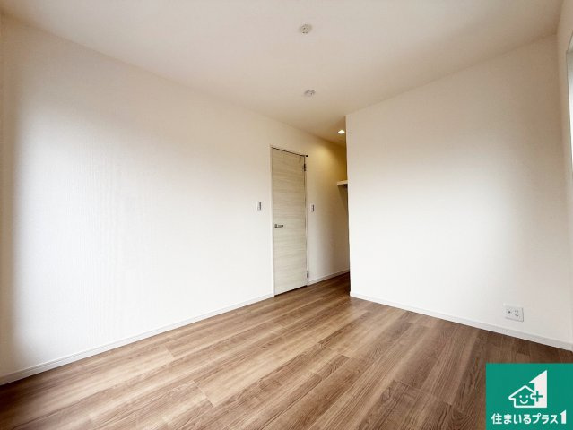 岸和田市岸城町　新築一戸建ての洋室|シンプルな洋室は、自分好みのインテリアが楽しめます♪ご家族とインテリアや家具を選びに行くのは新築購入時の醍醐味の一つです。ぜひお楽しみください♪