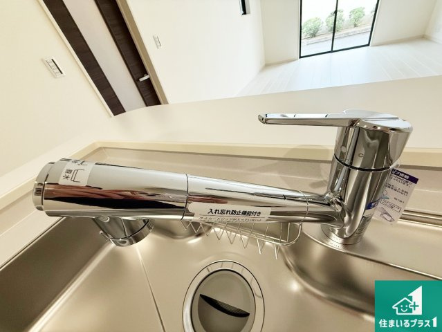 岸和田市岸城町　新築一戸建ての設備|浄水器を内蔵！炊飯時、お茶を作る時に安心してお水を使えます！お湯と冷水、浄水と原水、シャワーの切替えもワンタッチです！