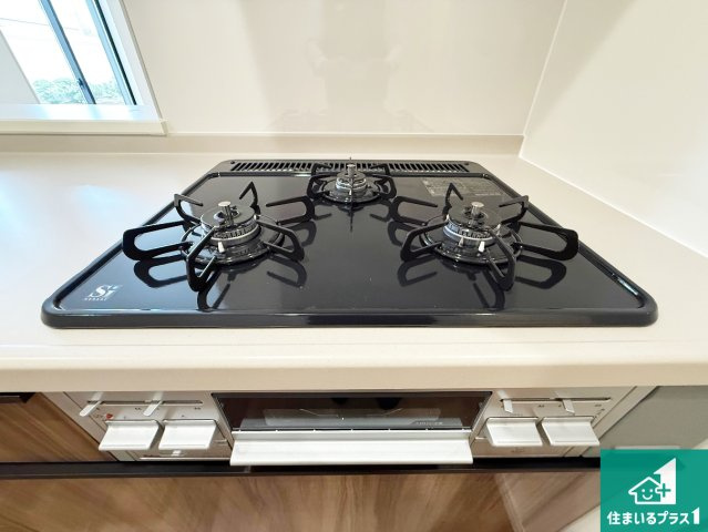岸和田市岸城町　新築一戸建ての設備|ダブル高火力Ｓｉセンサー付きコンロ！３口あるので、まとめて料理をする時も大活躍！