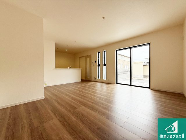 岸和田市岸城町　新築一戸建ての居間・リビング|シンプルなリビングは、観葉植物等のインテリアを楽しめますね！パパ好みにも、ママ好みにも家具次第で雰囲気を変えることができます！