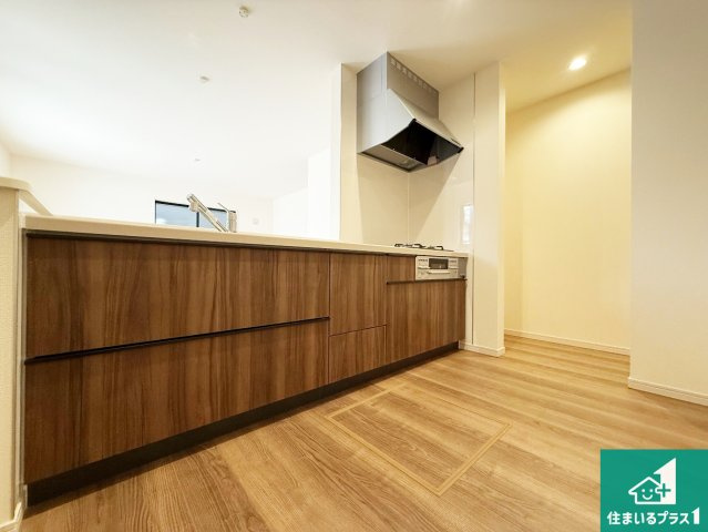 岸和田市岸城町　新築一戸建てのキッチン|リビングと統一感があり、使い勝手のいいキッチン。広々としているので、二人並んで作業が出来ちゃいます。お子様と一緒に色々なお料理に挑戦できるスペースがあります。