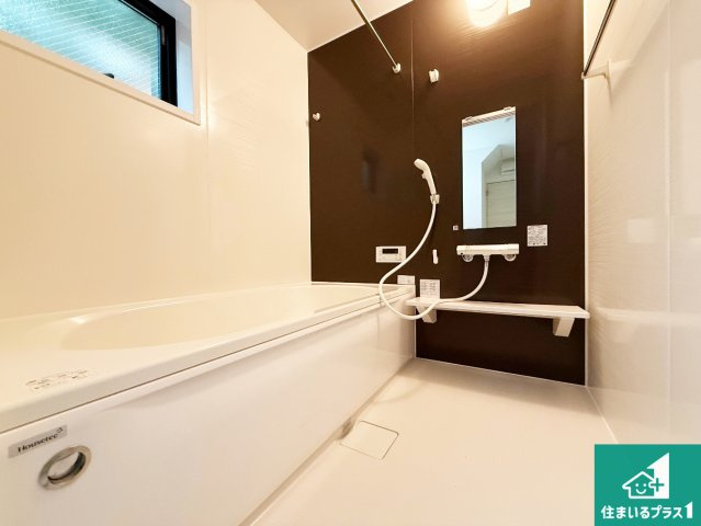 岸和田市岸城町　新築一戸建ての浴室|足をゆったり伸ばして寛げる浴槽です。窓が設けられていますので差し込む光が明るく穏やかな雰囲気にしてくれます♪浴室乾燥機も設置しているので、雨の日の洗濯物も安心です♪