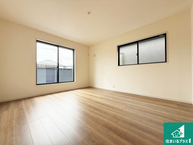 岸和田市岸城町　新築一戸建ての洋室|寝室は心地よい眠りについてもらいたくて、シンプルかつ開放的な空間な設計にしています！大きな窓から差し込む日が心地いいです♪