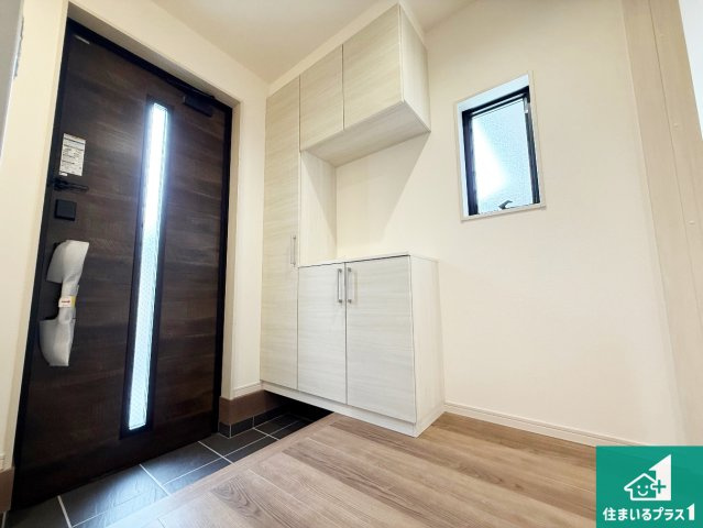 岸和田市岸城町　新築一戸建ての玄関|シューズボックスにはたくさんの靴が収納できるので玄関周りはいつもスッキリ！ご家族が増えても安心！