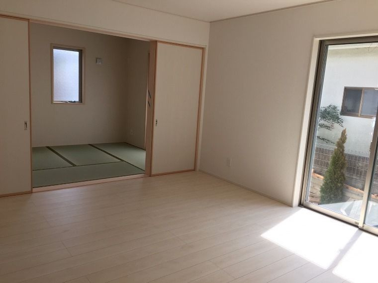 鈴木町戸建の居間・リビング