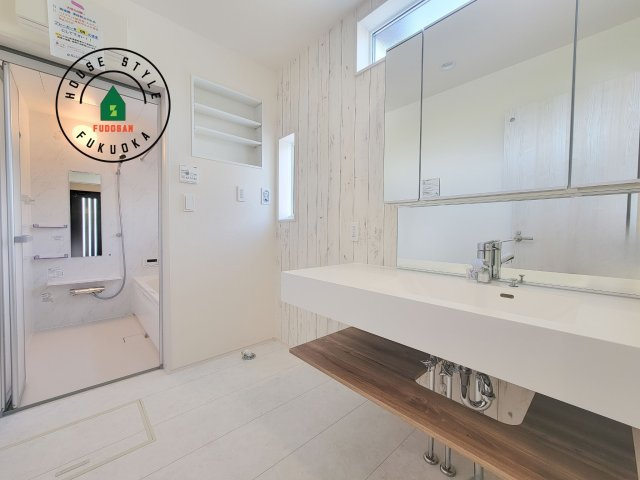 福岡市東区美和台6丁目第1-1棟（1号棟）の脱衣所|ゆとりの洗面スペースで朝の身支度もスムーズに。暮らしを快適に変えるシャワー付洗面台です！