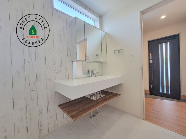 福岡市東区美和台6丁目第1-1棟（1号棟）の独立洗面台|毎日使うものだから清潔な空間を保ちたい水回り。洗面にはそんな願いを解消させてくれる収納アイデアが満載です。三面鏡の裏側にはキャビネットが現れ小物から背の高い物まで収納できます。