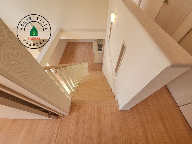 福岡市東区美和台6丁目第1-1棟（1号棟）の内装|＜手すり付階段＞手すりがないと階段の昇り降りで危険なことはもちろん、壁に手をつきながら歩くことで壁紙が汚れやすくなります。すべての方に快適に昇り降りしていただくため、手すりを設置しました。